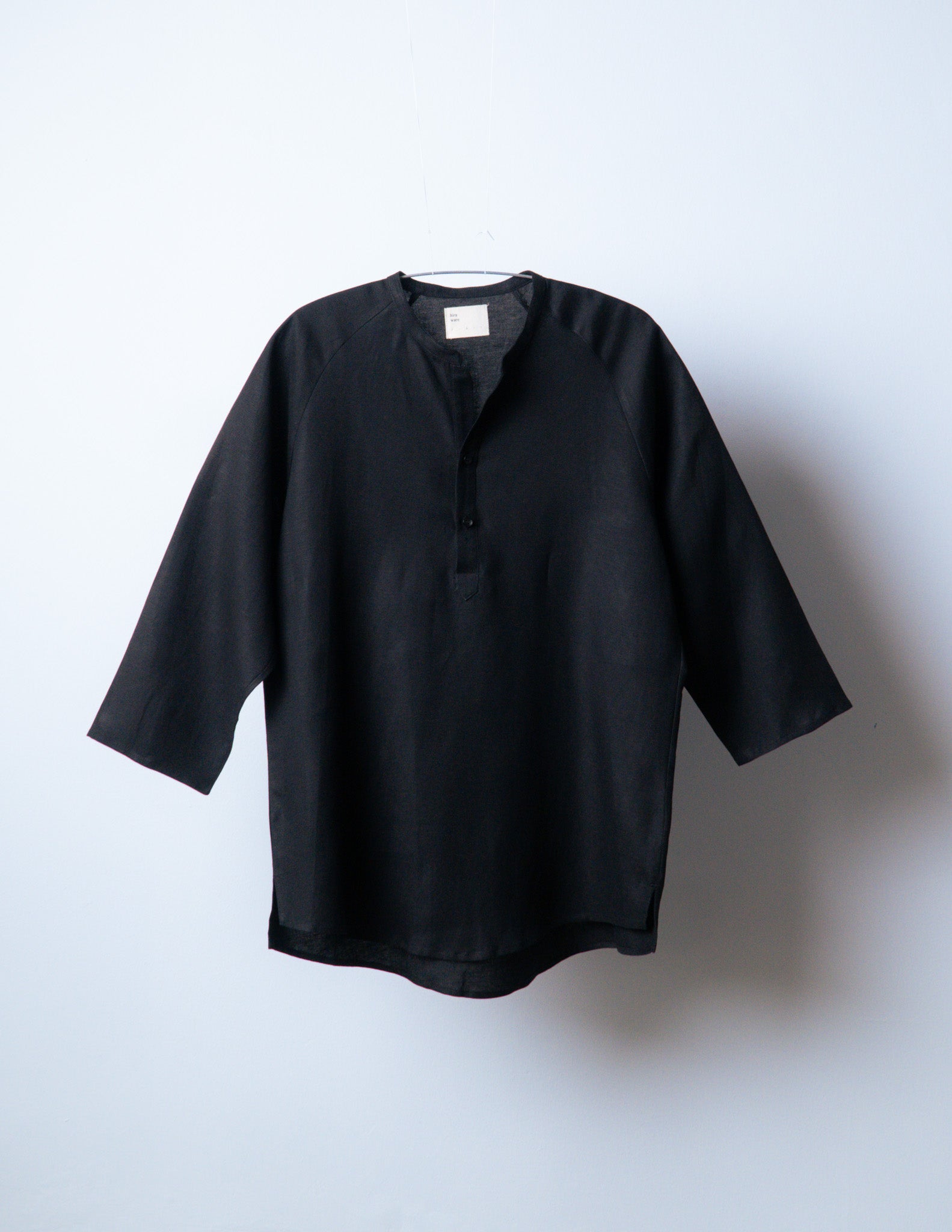 sw1 linen raglan henley [ink black] – hira