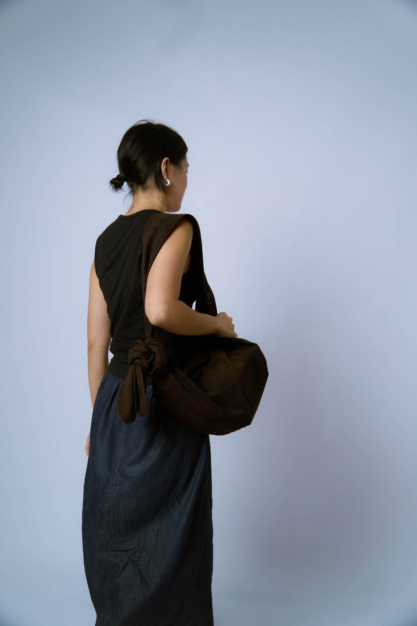 knotted crossbody canvas bag 9L [hand-dyed dark brown]