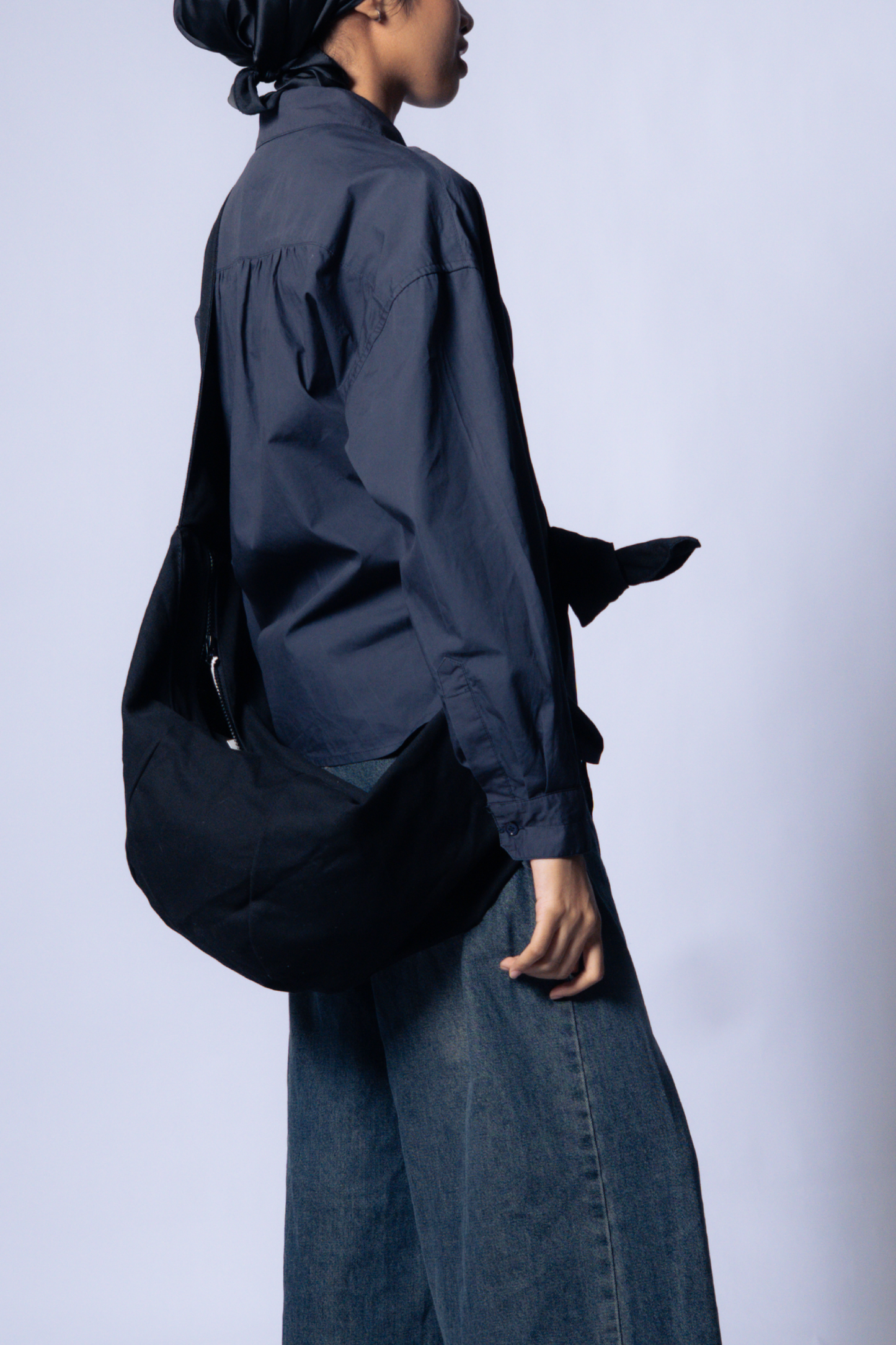knotted crossbody canvas bag 9L [ink black]