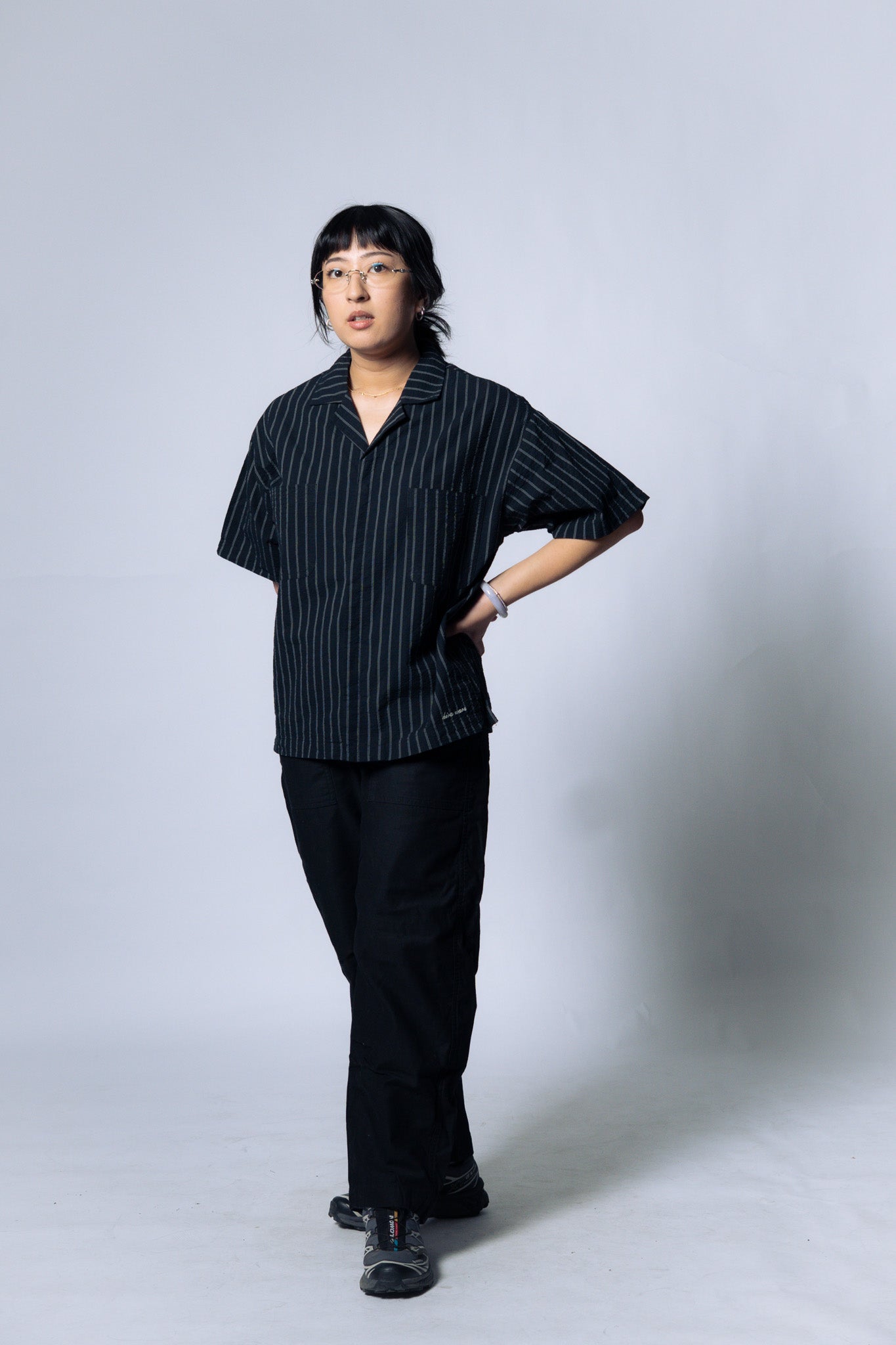 embroidered short-sleeve bowling shirt [seersucker black]